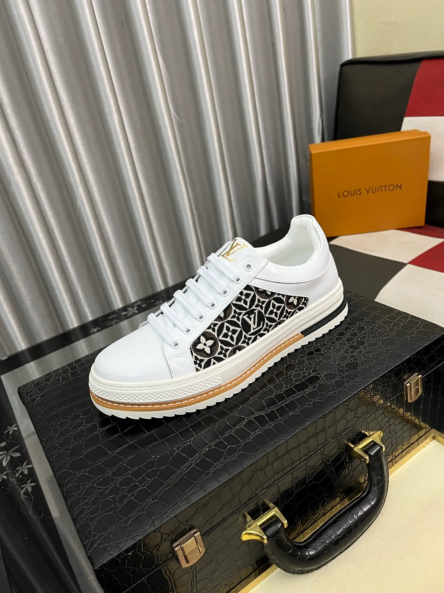 Men's shoes 💰420⌚️⌚️LV's new men's high-end casual sports shoes, using imported first-layer cowhide silk-screened brand lougou, original ultra-light TPU outsole, wear-resistant and comfortable, Monogram lougou embellished rubber outsole, breathable mesh lining, versatile classic style! Size: 38-442️⃣Colors available